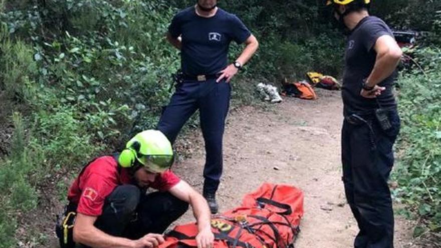 Els Bombers durant el rescat a Tossa de Mar.