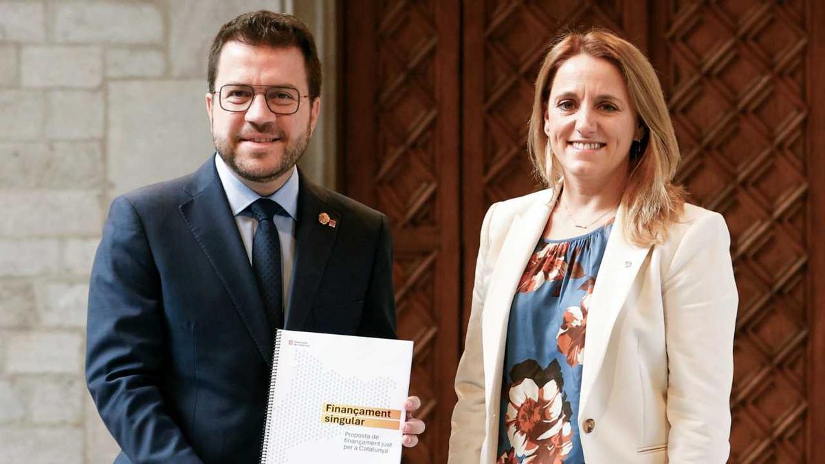 La consellera d'Economia, Natàlia Mas, entrega al president, Pere Aragonès, la proposta de finançament singular per a Catalunya.