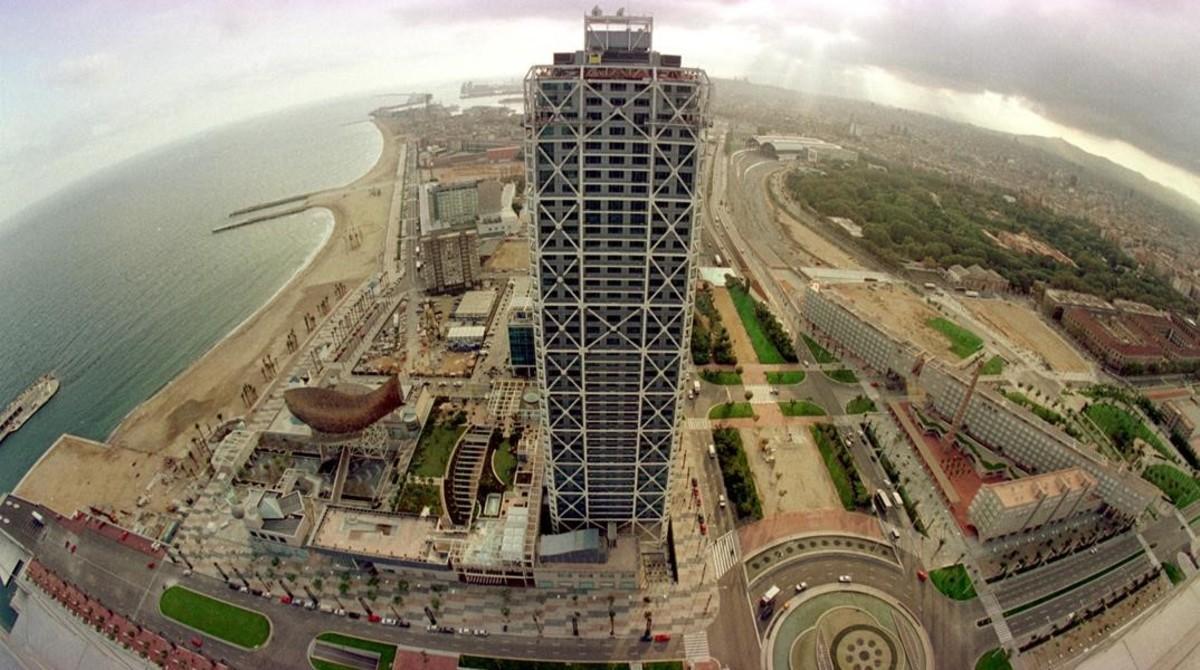 Vista aérea del Hotel Arts y parte de la villa olímpica de Poblemou en Barcelona.
