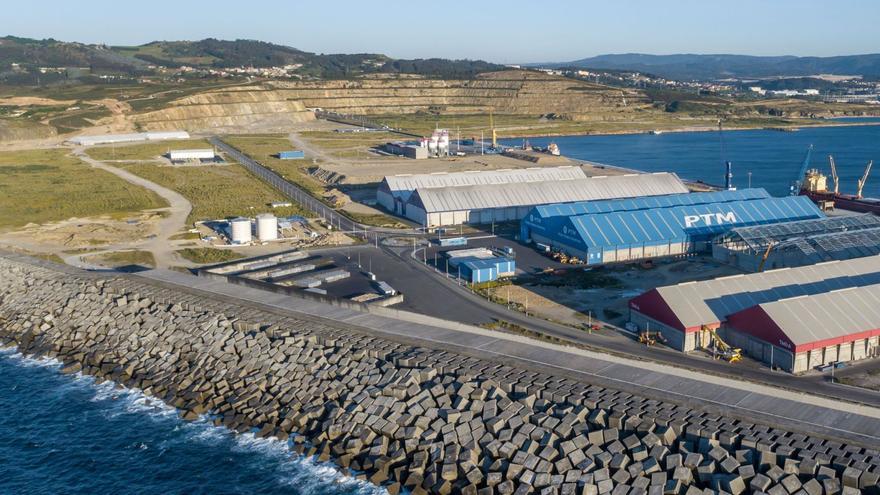 Vista parcial del puerto exterior de punta Langosteira. Los terrenos situados tras los silos visibles a la izquierda de la imagen son los que iban a ser explanados para almacenar carbón, proyecto que ahora abandona la Autoridad Portuaria.   | // LA OPINIÓN