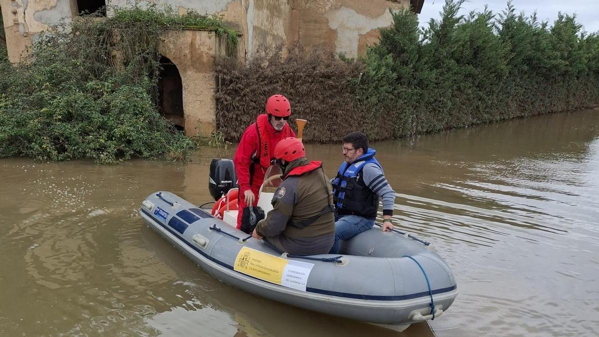 Rescate de una persona aislada por la crecida del Guadiana en Badajoz.