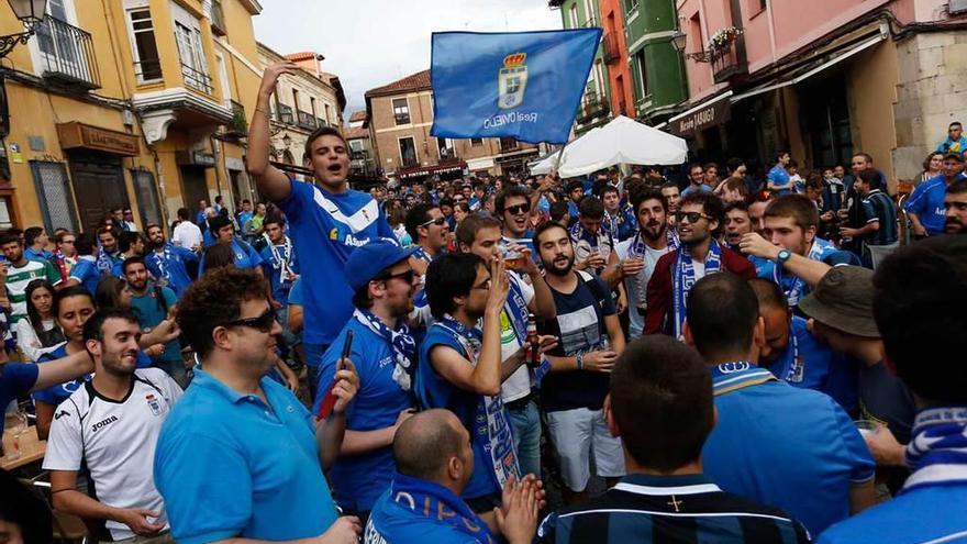 Aficionados oviedistas en León, hace tres temporadas.