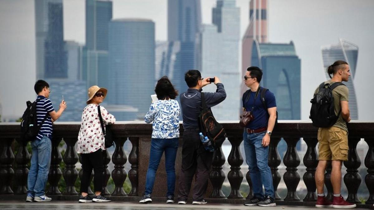 Los turistas contemplan el 'skyline' de Moscú.