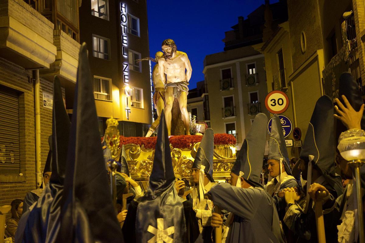 El paso de ‘La sagrada flagelación’, a la altura de San Pedro este Viernes de Dolores en Murcia.