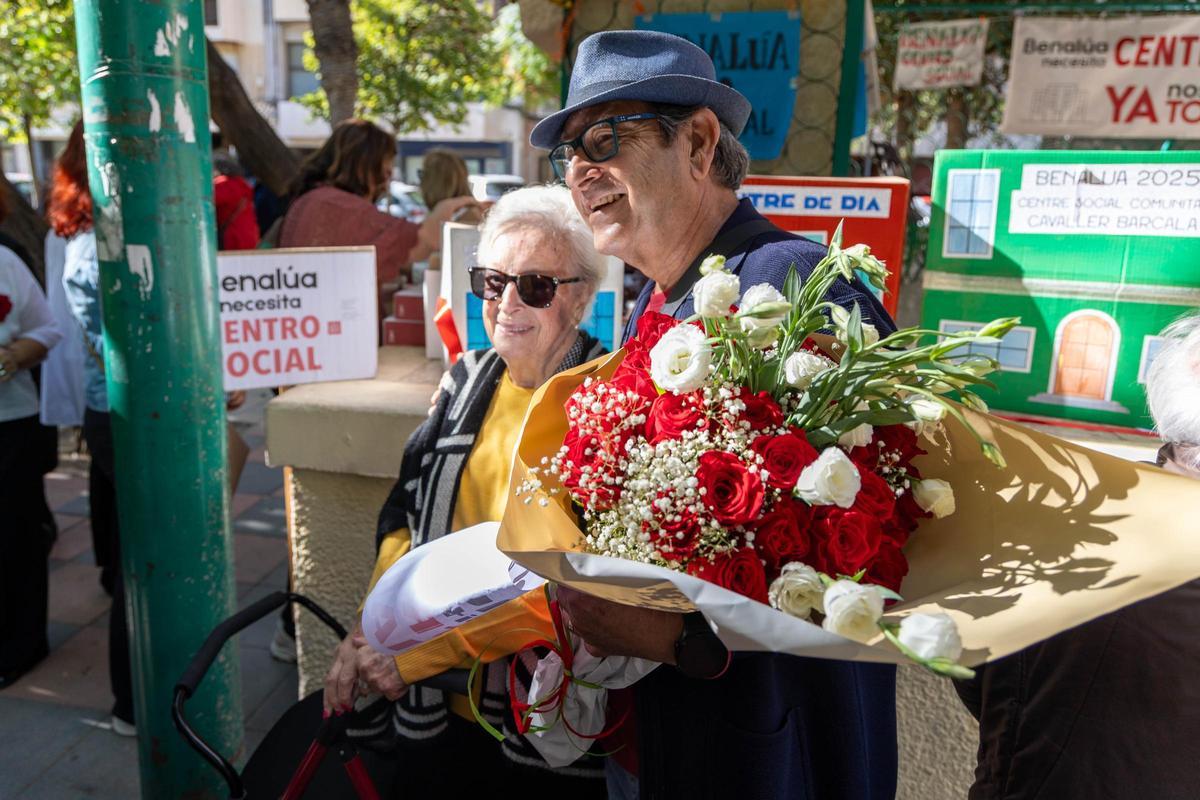 Los vecinos han obsequiado a Lolita Martínez, vecina reivindicativa, por cumplir 100 años