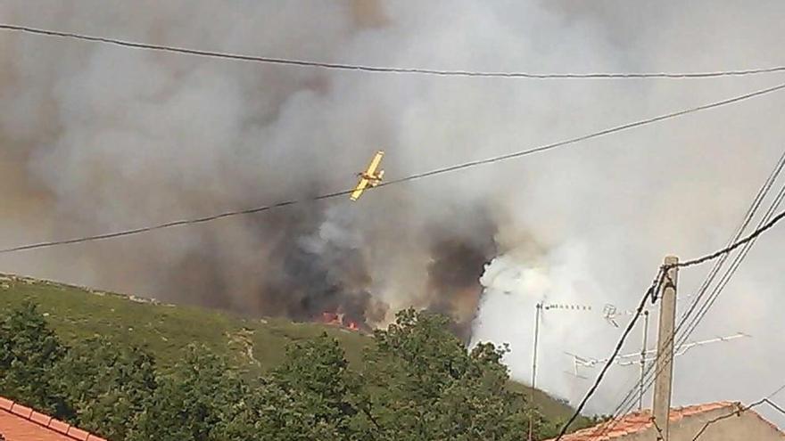 Un avión trabaja sobre el incendio en Cabañas de Aliste