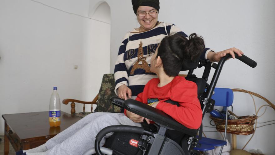 Una familia con un menor con parálisis cerebral al borde del desahucio en Alicante: 