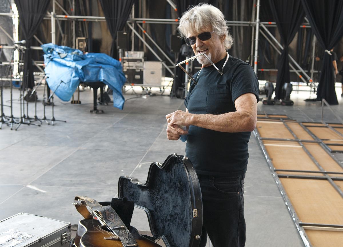 Kris Kistofferson, durante una prueba de sonido previa a su actuación en el Festival de Porta Ferrada 2010.