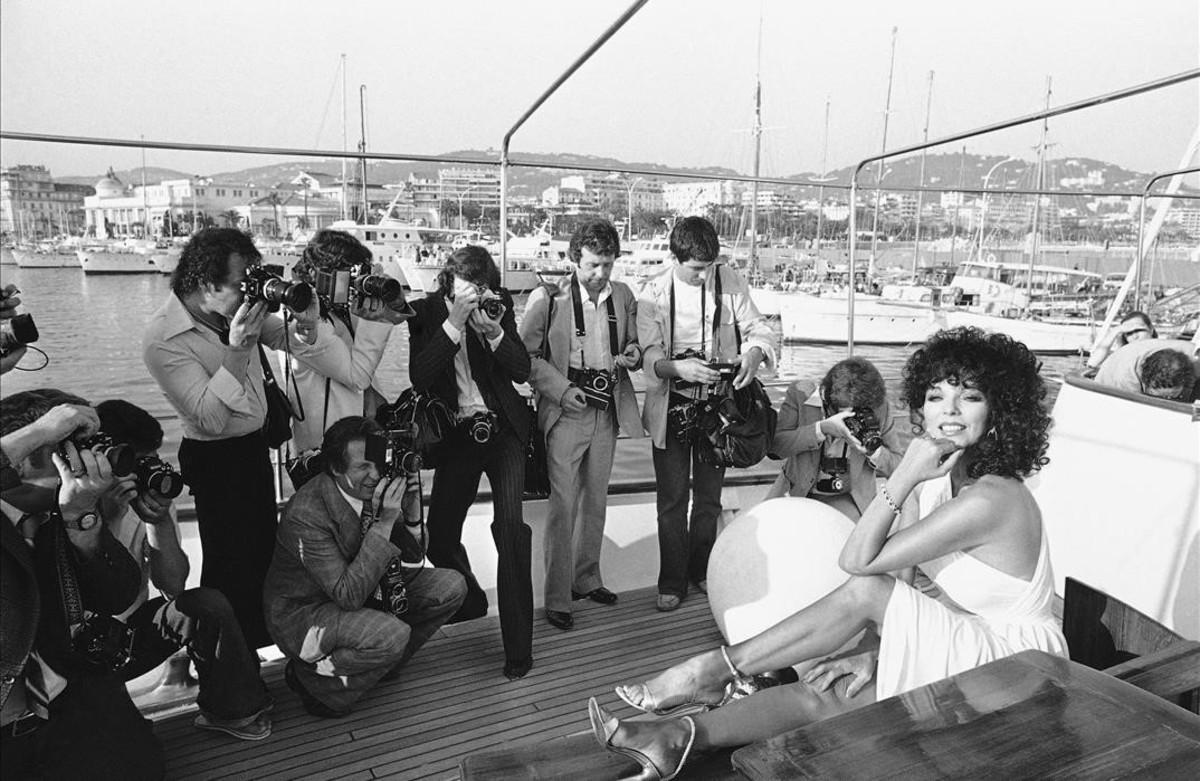 13 de de mayo de 1979. La actriz británica Joan Collins posa para los medios de comunicación antes de la presentación de su película La perra en el Festival Internacional de Cine de número 32 en Cannes.