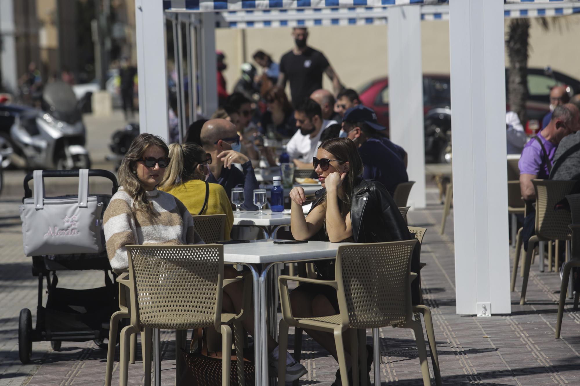 Día de playa sin mascarilla en València