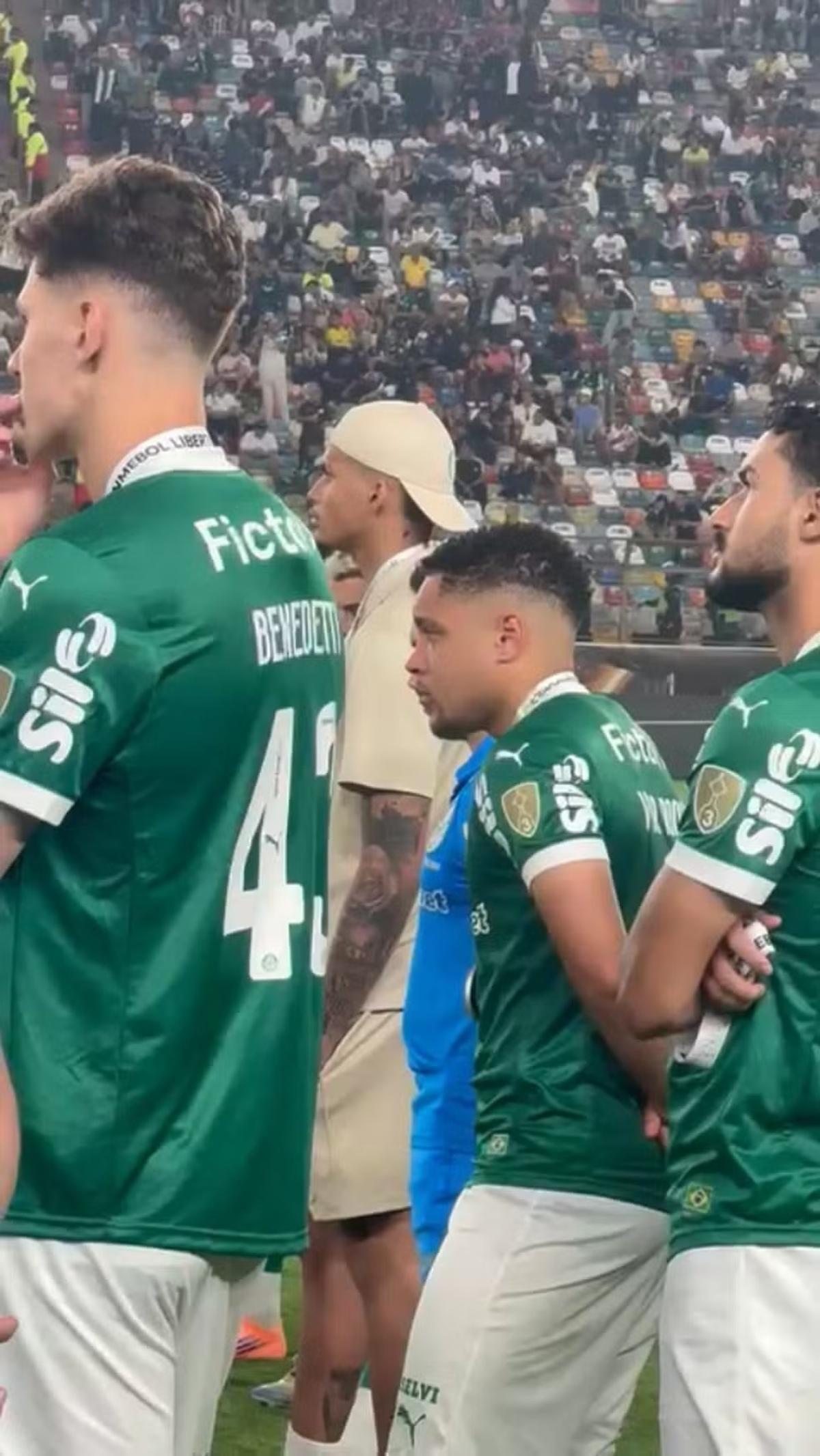 Vítor Roque llora mientras observa como los jugadores del Flamengo reciben el trofeo