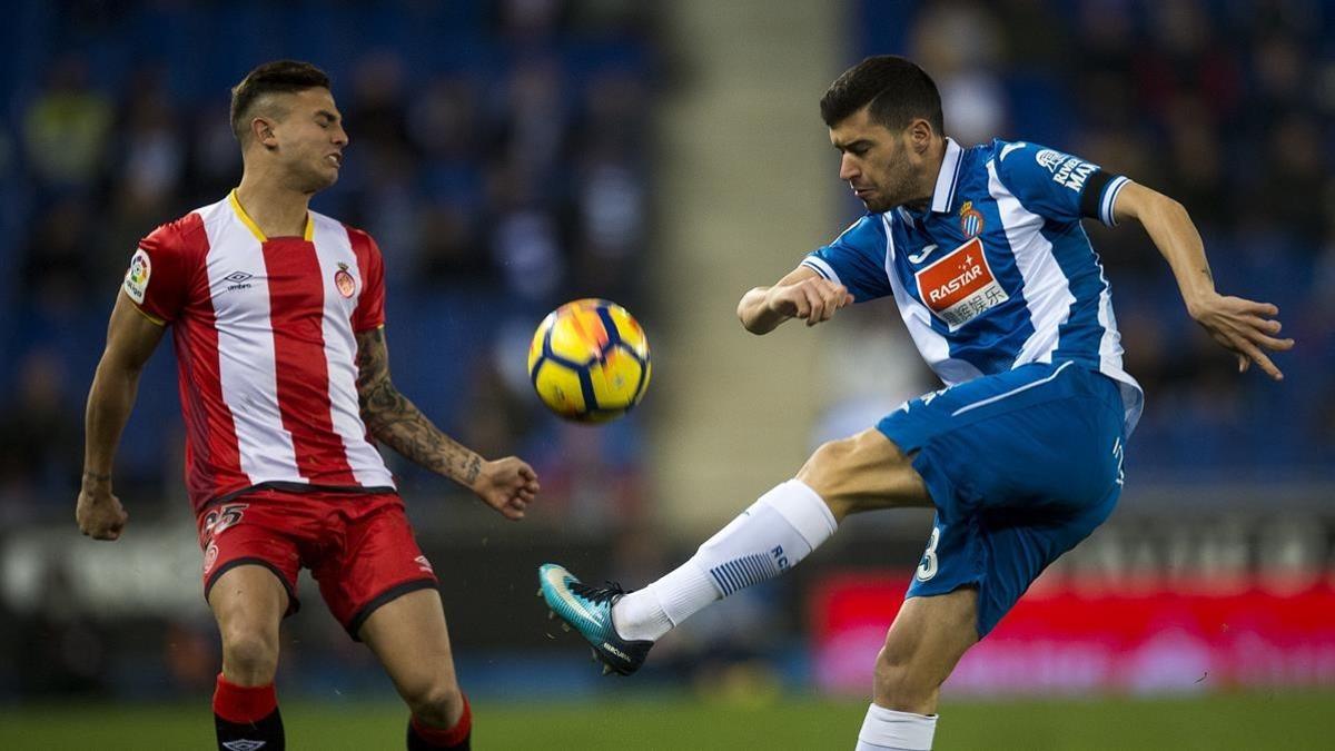 Aaron Martín despeja un balón ante Maffeo.