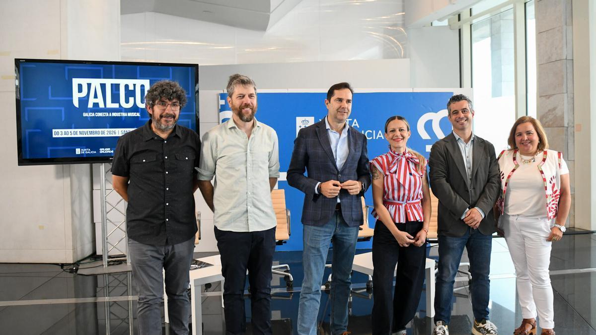 El director de la Agencia Gallega de las Industrias Culturales, Jacobo Sutil (3º i.), y el comisario del Xacobeo 2027, Marcos Gómez Román (5º i.), participan en la presentación.