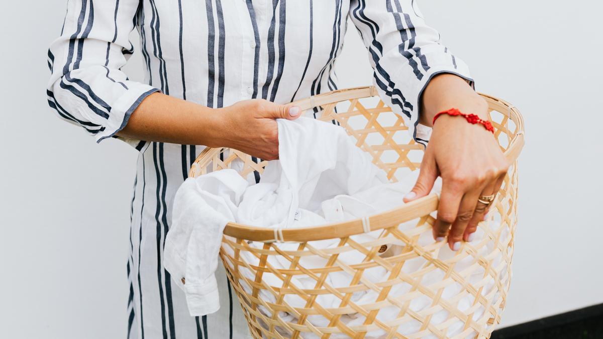 Trucos para eliminar las manchas de sudor y desodorante de la ropa