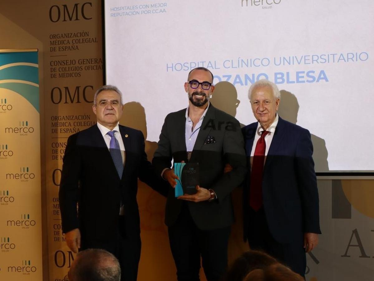 El director del Hospital Clínico Universitario Lozano Blesa de Zaragoza recoge el premio a la Mejor Reputación Sanitaria de Aragón.
