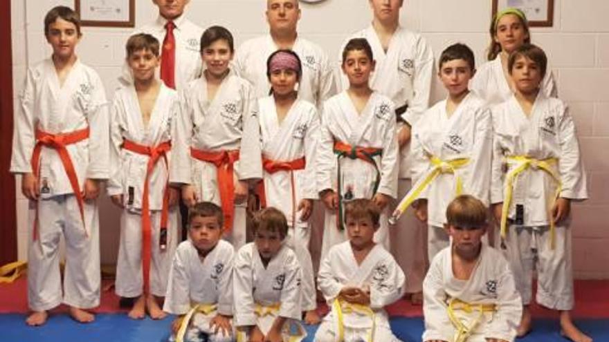 El Club Karate Bages tanca la temporada amb els exàmens de pas de grau de karate i de kobudo