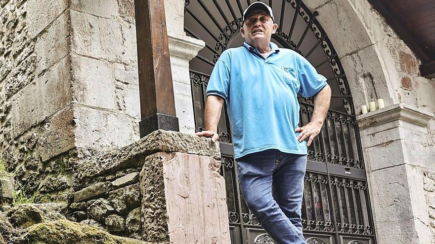 Carlos Cuervo, “el Tarteru”, posa frente a la capilla de Santa Ana, ubicada en su barrio natal, el de pescadores. | I. C.