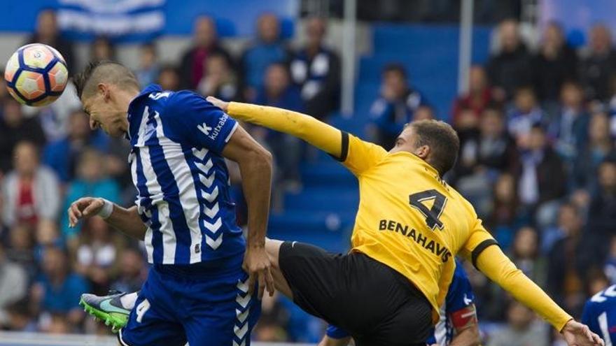 Mikel Villanueva, con el &quot;4&quot; ante el Alavés