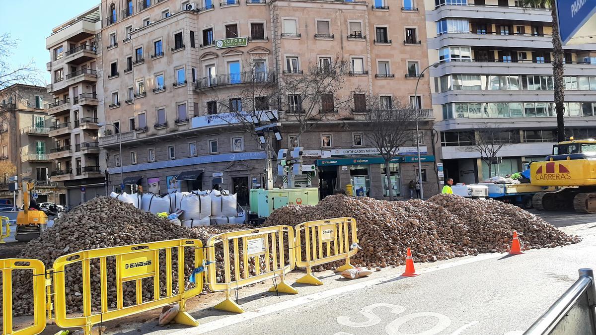 Varios camiones han descargado grava gruesa para tapar el agujero.