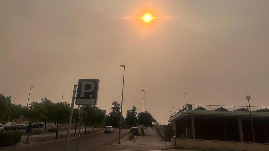 ¿Por qué el cielo de Madrid se ha teñido hoy de amarillo en pleno día? Este es el fenómeno óptico detrás de una luz que parece de atardecer