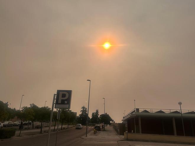 ¿Por qué el cielo de Madrid se ha teñido hoy de amarillo en pleno día? Este es el fenómeno óptico detrás de una luz que parece de atardecer