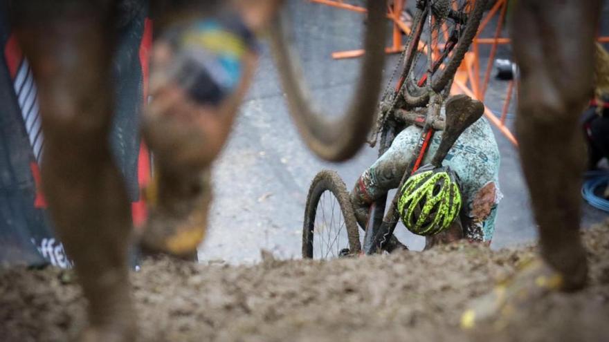 Felipe Orts trata de arreglar una avería en su bicicleta