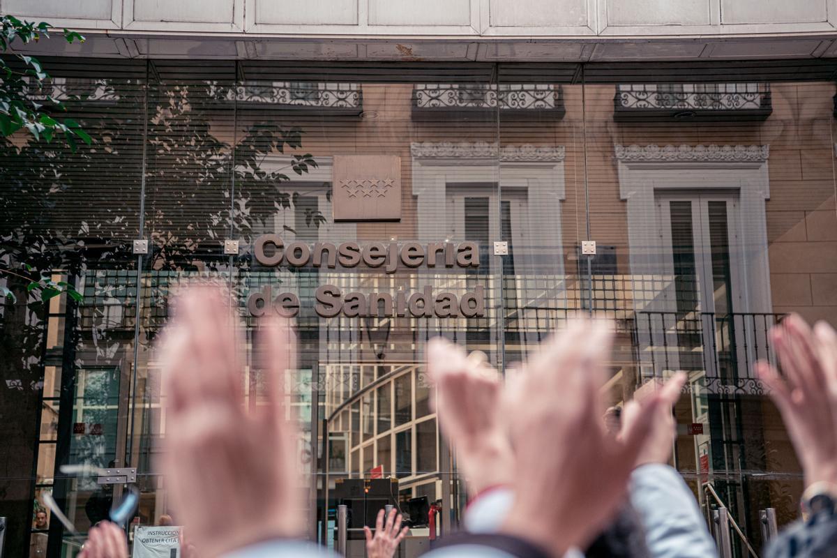 Médicos y pediatras de Atención Primaria se manifiestan entre la Consejería y la sede de la Comunidad de Madrid. 