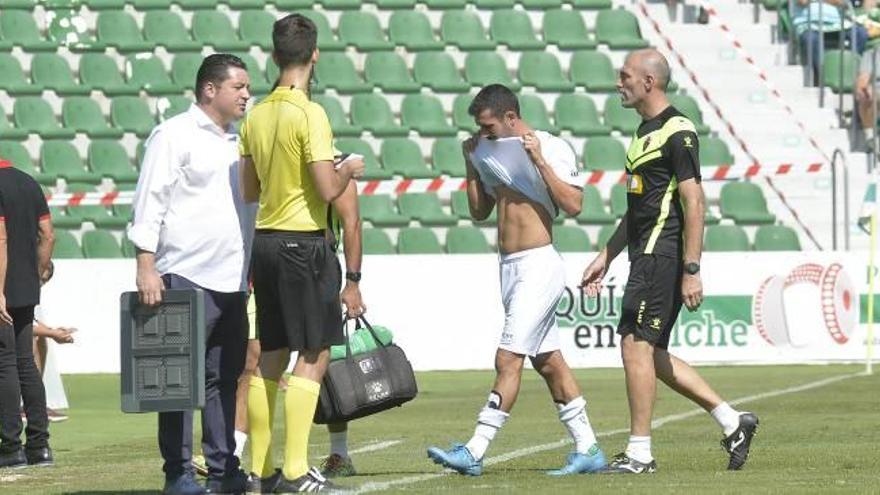 Tekio abandona el terreno de juego lesionado durante el partido ante el Atlético Baleares.