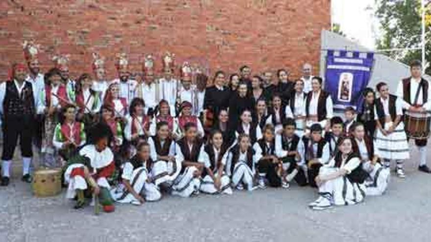 Grupo que participó en la Muestra de Danza Tradicional en Armuña, de Segovia.