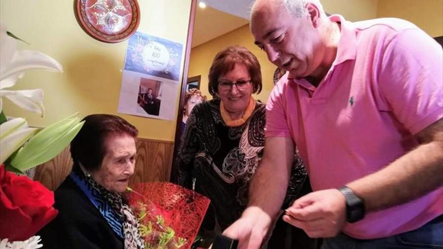 Felisa Causín cumple 100 años rodeada de familia y amigos