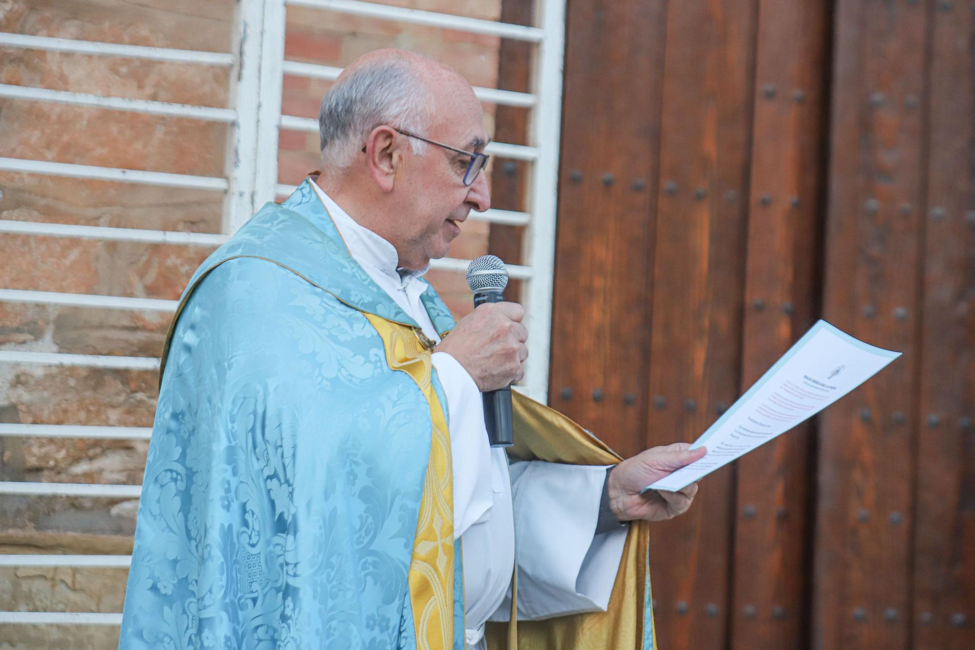 Más de 70 entidades y asociaciones participan en la multitudinaria ofrenda a la patrona que vistió de flores la fachada de iglesia de la Inmaculada Concepción