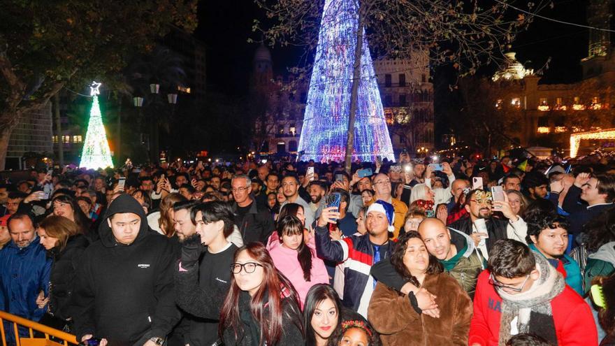 La Nochevieja congrega a miles de personas en la plaza del Ayuntamiento. | LEVANTE-EMV