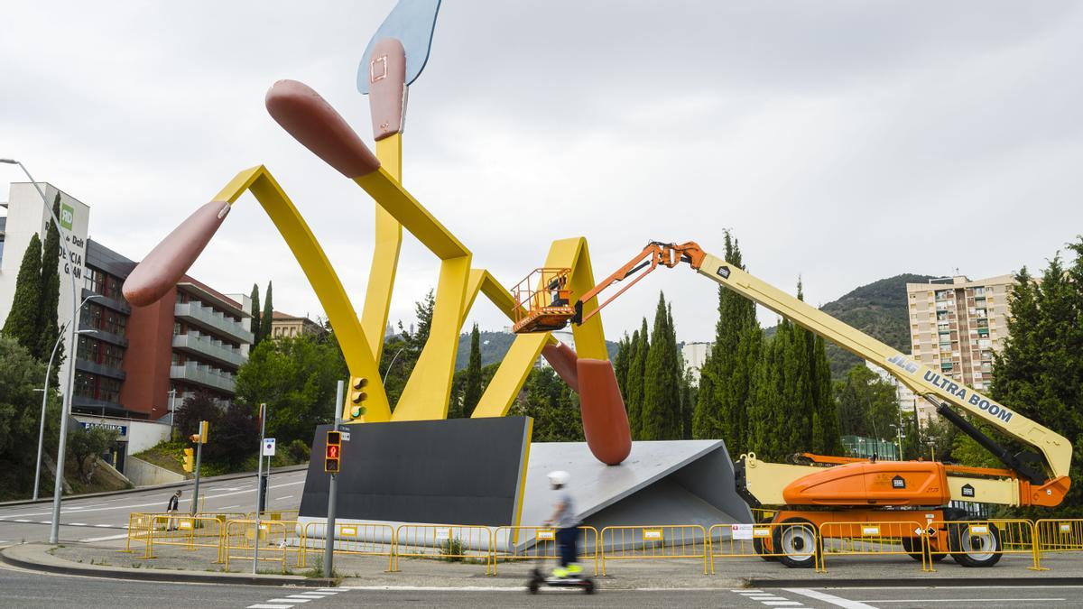 Reparación de la escultura 'Mistos' en el Vall d'Hebron