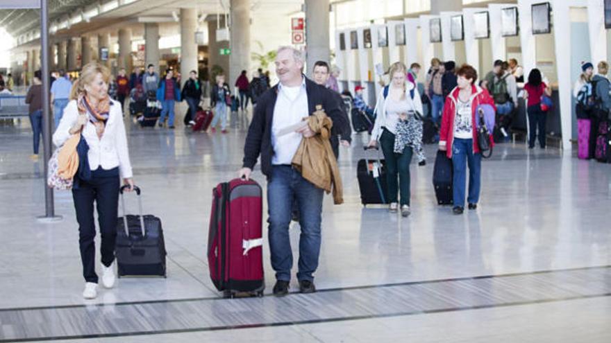 Imagen de un grupo de turistas en el aeropuerto internacional de Fuerteventura, ayer. | gabriel fuselli