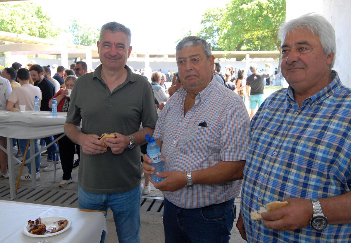 El alcalde, Adolfo Campos, junto a dos vecinos.