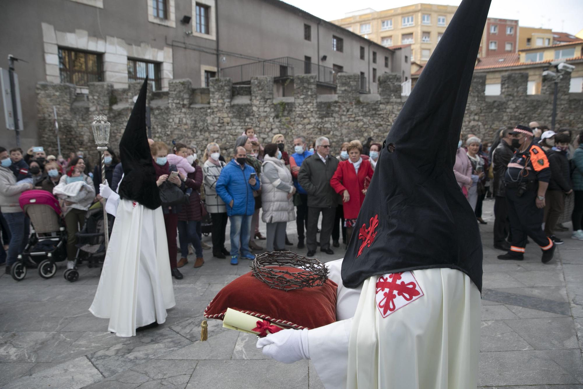 EN IMÁGENES: Gijón arropa al Cristo de los Mártires en su regreso a las calles