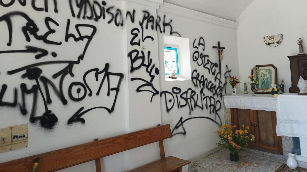 Una de las paredes pintada en la capilla del cementerio de O Grove.