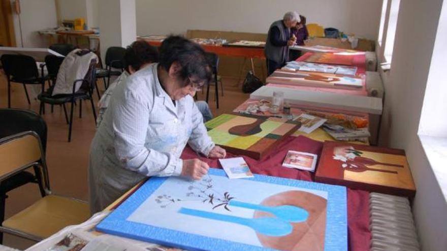 Artistas del pincel depuran la técnica en el curso de pintura de Villadepera