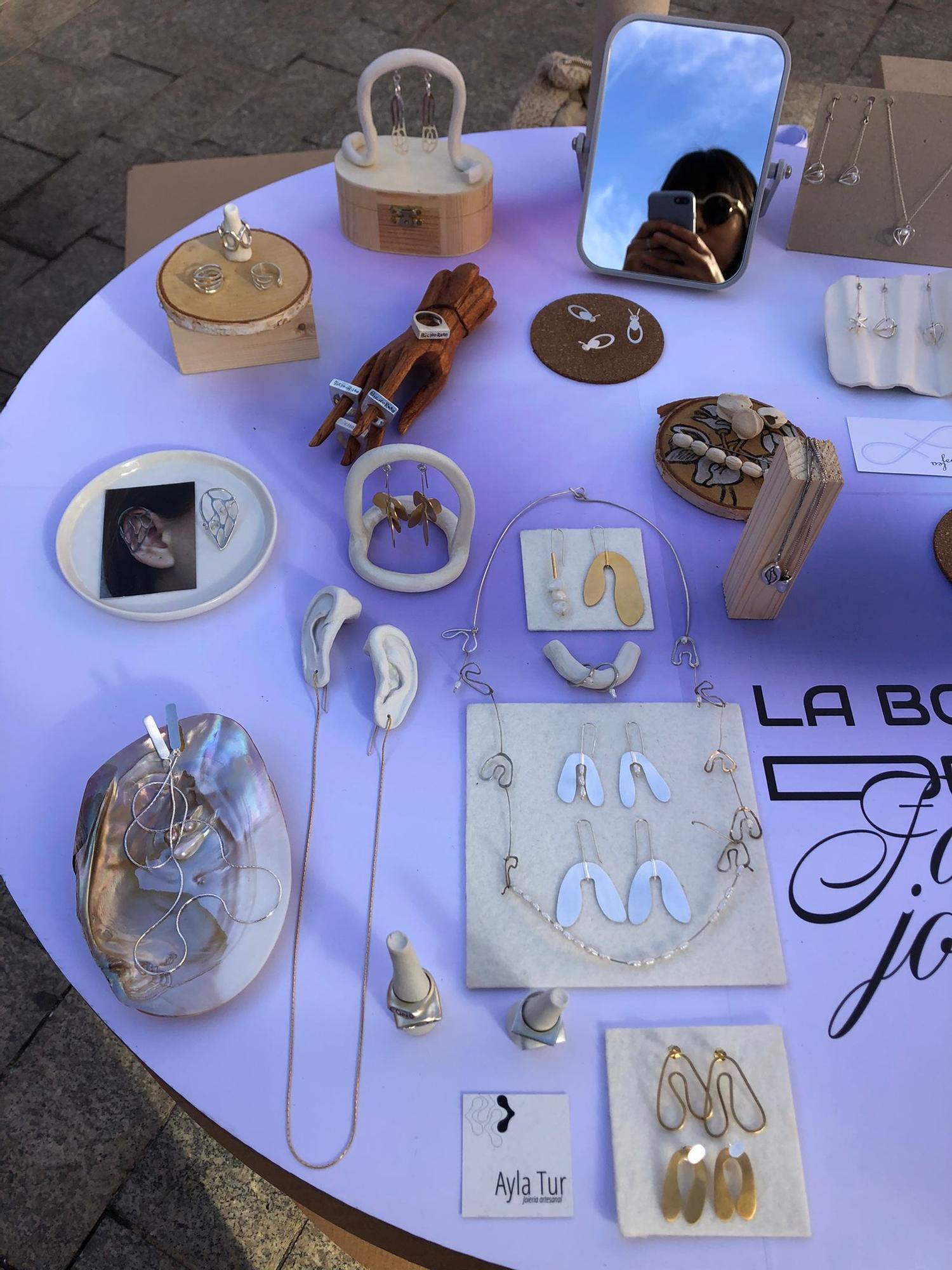 Estudiantes de Joyería enseñan sus diseños en la plaza Viriato de València