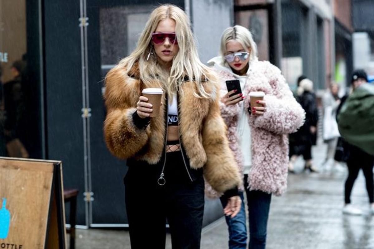 Abrigo de pelo rosa en el 'street style' de Nueva York