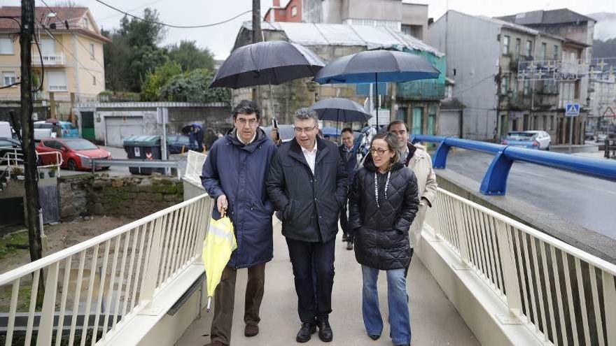 Ignacio López-Chaves, Javier Bas y Ethel Vázquez. ayer, en la inauguración de la pasarela. // Alba Villar