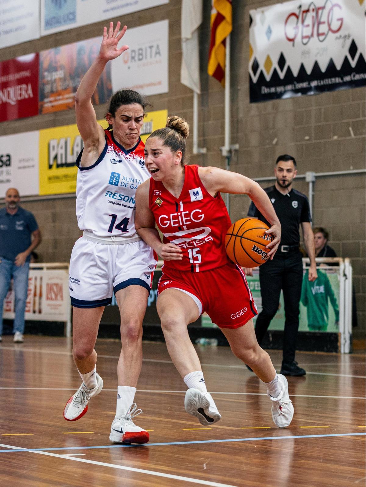 Eugenia Filgueira, capitana de Maristas, defiende un ataque del GEiEG en girona.