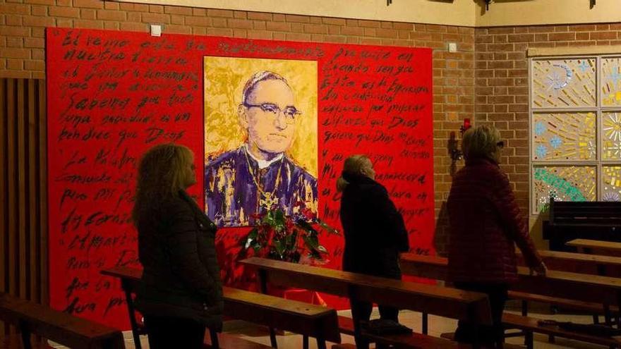 El mural dedicado al Monseñor Romero, ayer durante una de las misas oficiadas en la iglesia del barrio de Los Bloques.