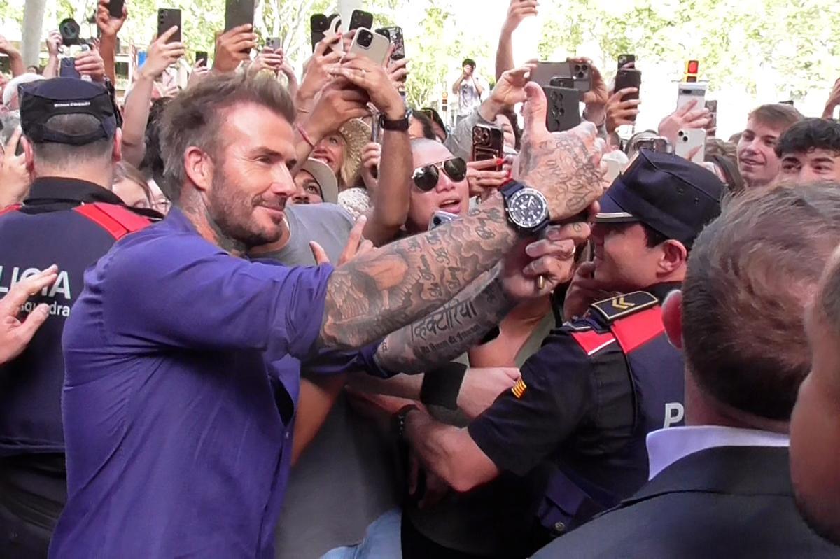 David Beckham se dio un baño de masas en la tienda Tudor del paseo de Gracia de Barcelona.