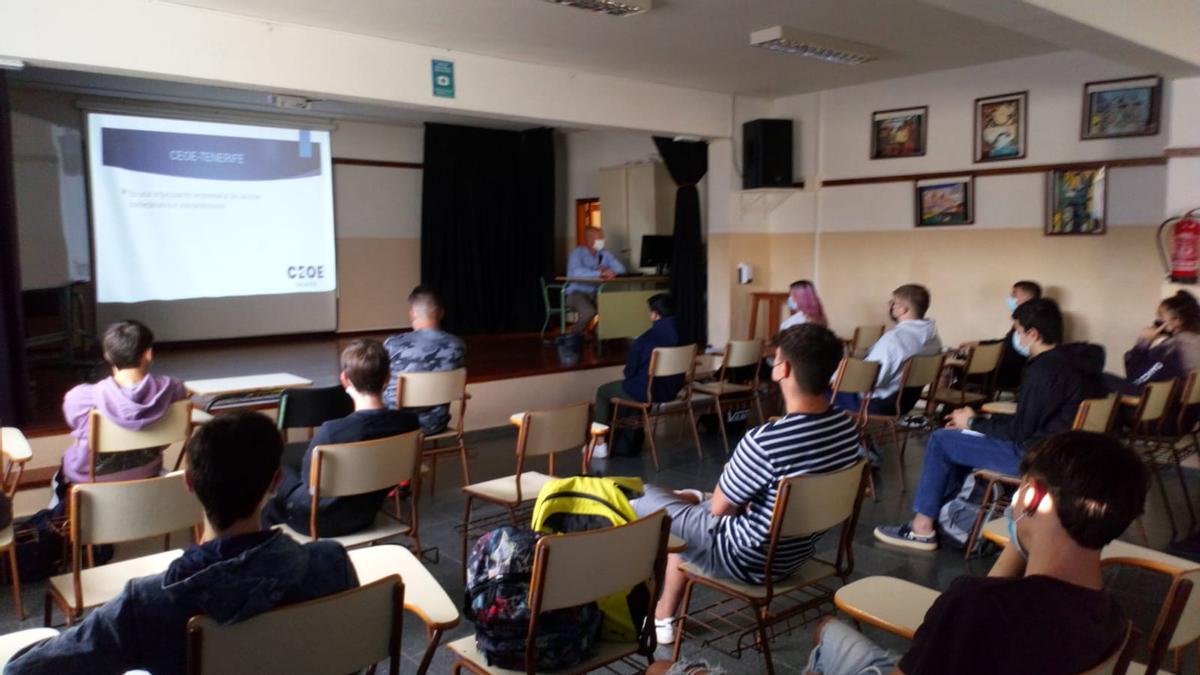 Charlas de prevención y concienciación  sobre economía sumergida  en institutos de Tenerife.