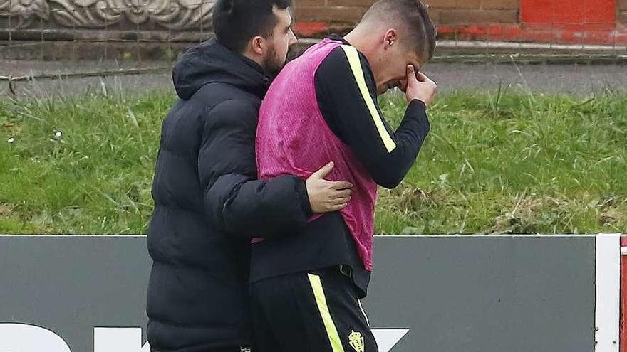 Noblejas se retira del entrenamiento de ayer conteniendo las lágrimas después de haberse lesionado.