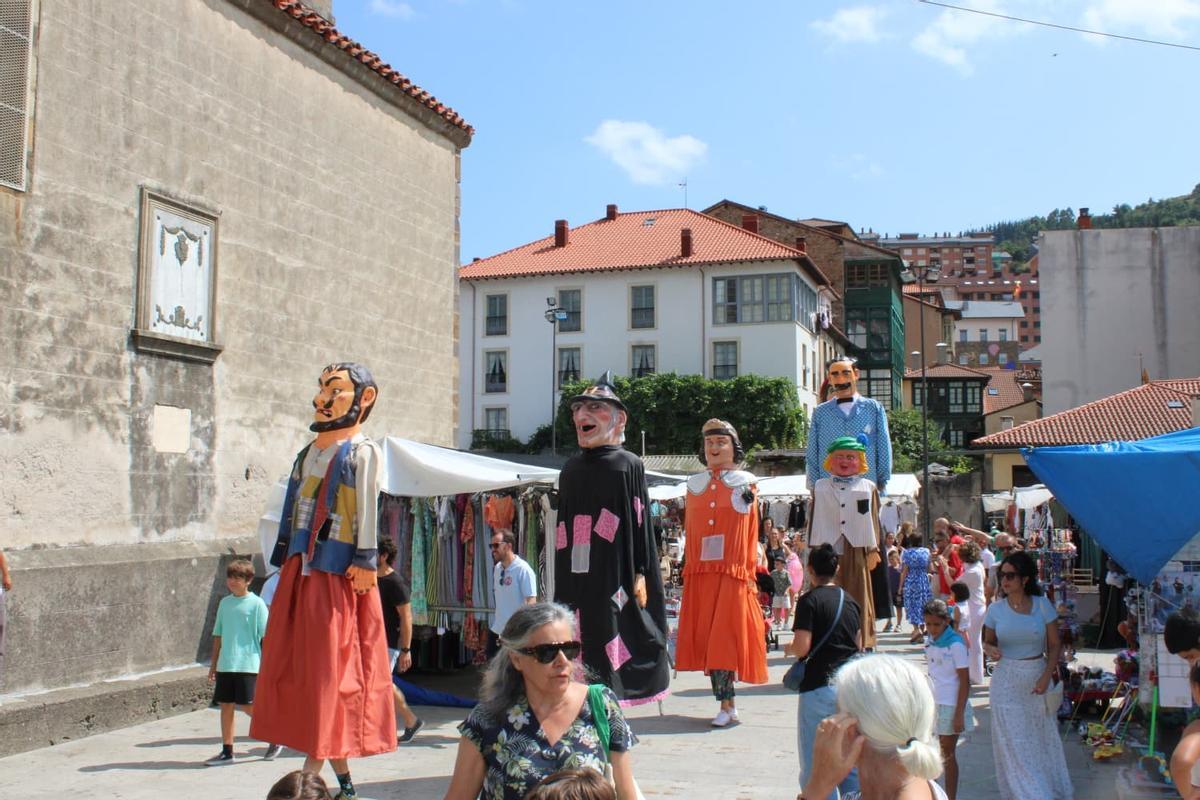 Gigantes y cabezudos animan Cangas del Narcea Gigantes y cabezudos animan Cangas del Narcea