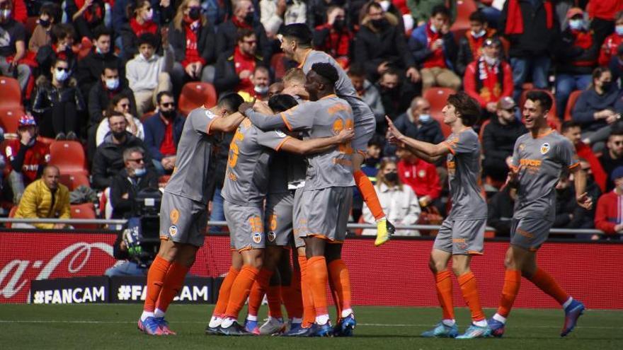 Los jugadores del
Valencia festejan el gol
de Paulista.  cati cladera/efe