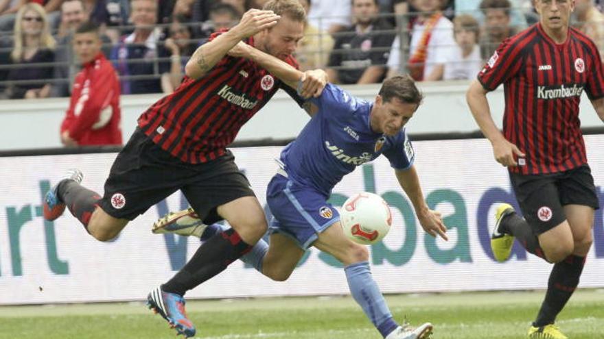 Vadim Demidov (i) y Bastian Oczipka del Eintracht Frankfurt ante Pablo Piatti del FC Valencia durante el partido amistoso que ambos equipos han disputado en Fráncfort, Alemania, hoy, sábado 11 de agosto de 2012.