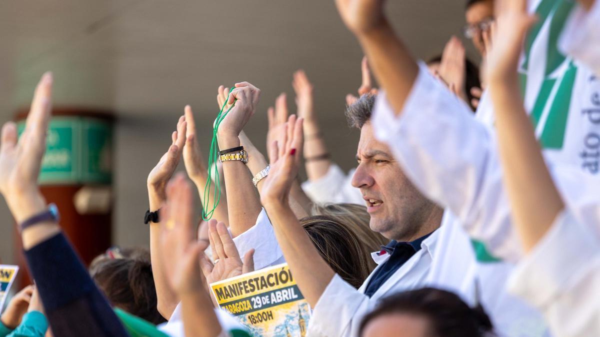 Profesionales sanitarios durante la huelga de médicos de Aragón.